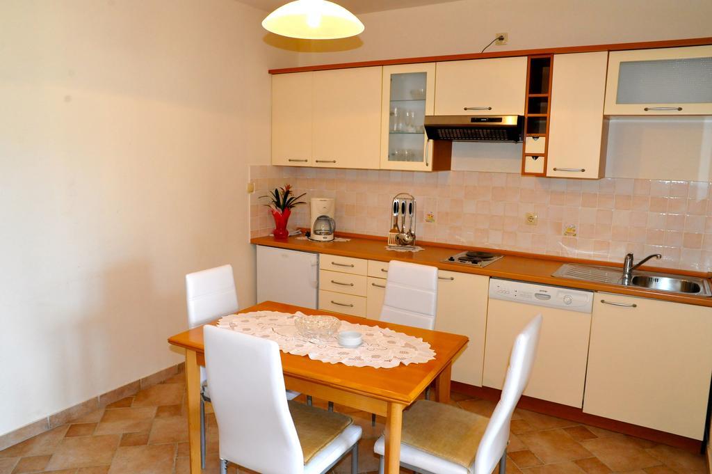 Apartments Stare Brajde Lopar Bilik gambar